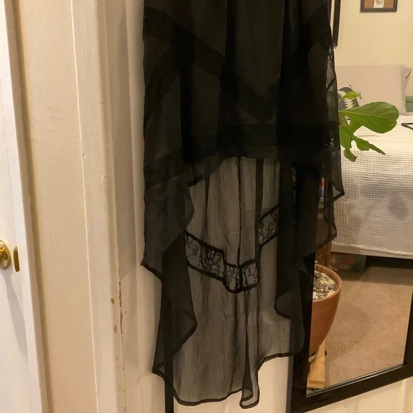 Simple elegance- high low semi transparent lacy black skirt - Picture 3 of 8